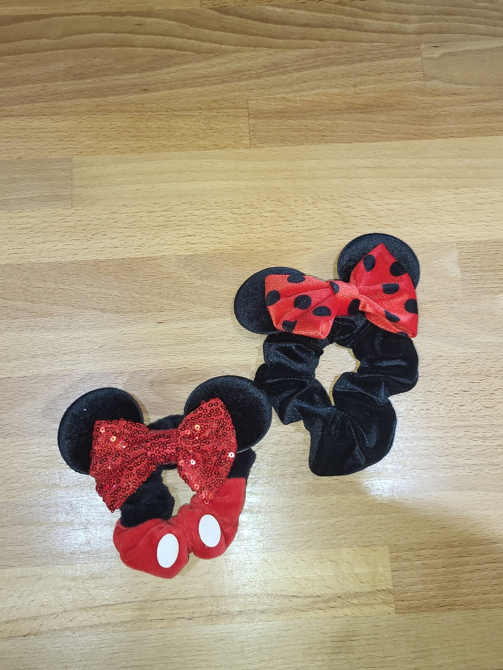 Nwot Girls Womens  Black and Red Minnie Mickey Mouse Ear Scrunchies Set